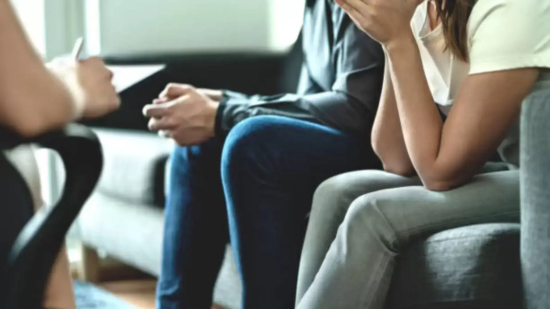 Couples engaging in reflective conversation with a divorce therapist during Psychodynamic Therapy at Mississauga Divorce Counselling Therapy, highlighting how insight fosters meaningful change in divorce recovery.