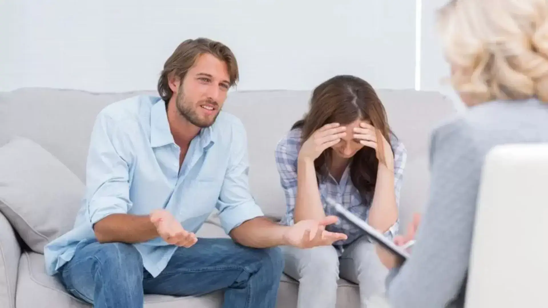 Divorce therapist guiding two couples through Internal Family Systems (IFS) therapy at Mississauga Divorce Counselling Therapy to support emotional healing during divorce.