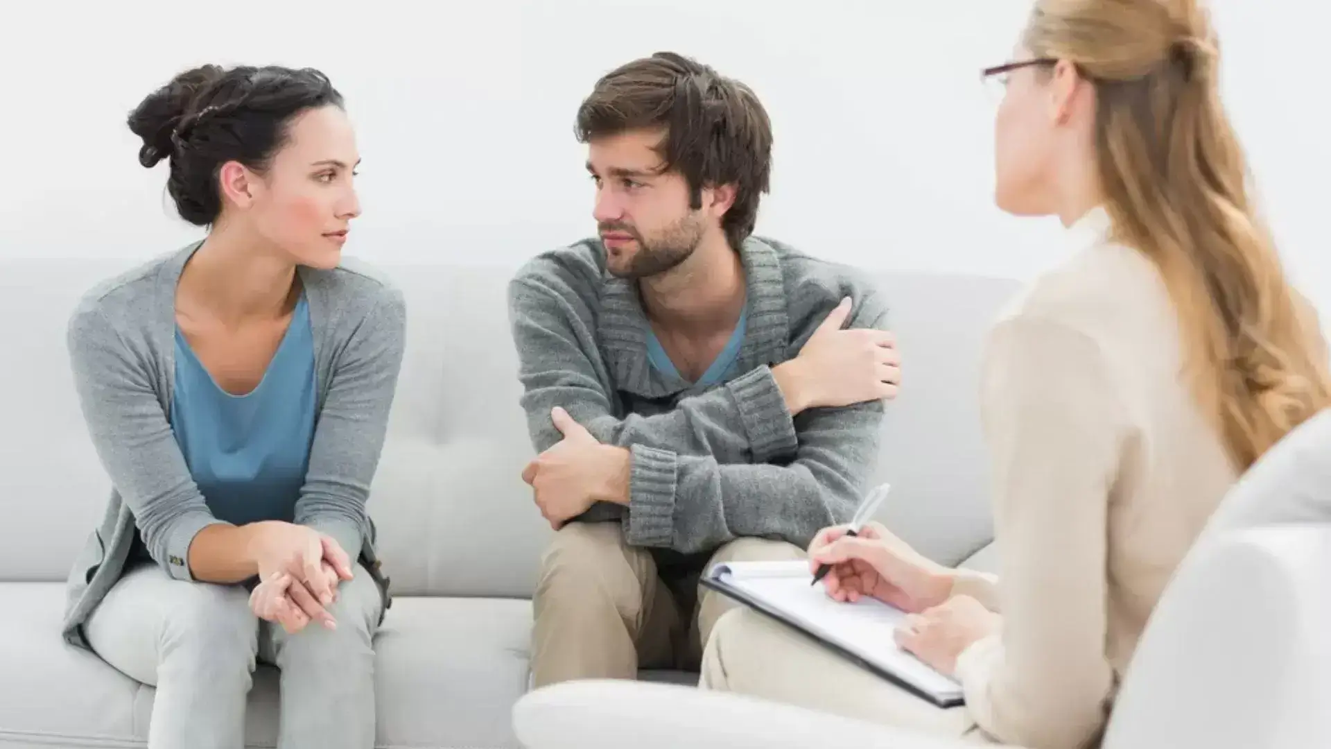 Couples making mindful connection during a Mindfulness-Based Cognitive Therapy (MBCT) session with a divorce therapist at Mississauga Divorce Counselling Therapy, showing why MBCT supports effective divorce recovery.